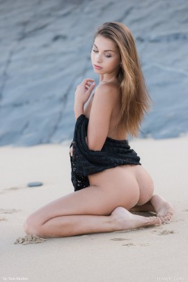 Голая девушка показала себя на пляже в песке